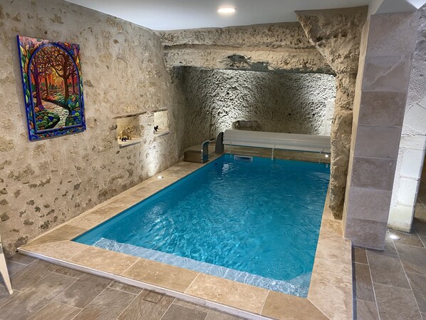 La piscine intérieure de 3 m x 5. Chauffée.