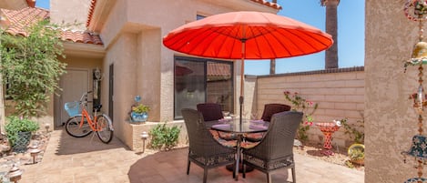 Front courtyard with gas bbq grill