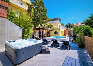 Spa tub