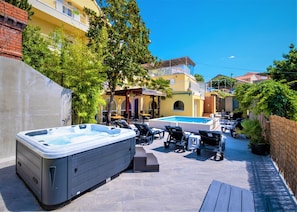 Spa tub