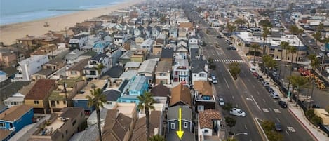 6 Houses from the beach
