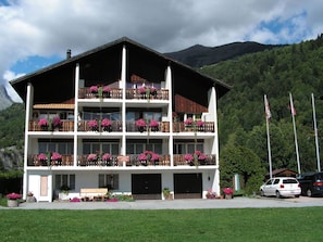 Pflanze, Himmel, Wolke, Gebäude, Baum, Holz, Grundstueck, Fenster, Wohngebiet, Freizeit