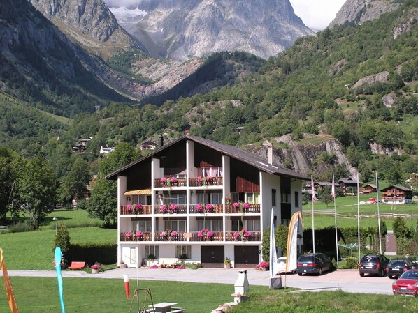 Montaña, Edificio, Propiedad, Planta, Árbol, Casa, Ventana, El Terreno Del Lote, Coche, Tierras Altas