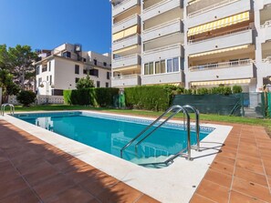 L'Eau, Plante, Bâtiment, Propriété, Piscine, Ciel, Bleu Azur, Fenêtre, Ombre, Condominium