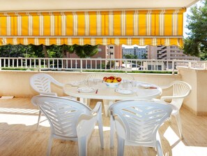 Table, Meubles, Propriété, Chaise, Produit, Parapluie, Tableau De Plein Air, Mobilier De Jardin, Orange, Design Intérieur