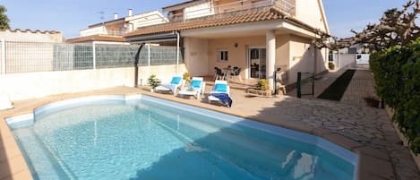 Water, Sky, Building, Window, Plant, Swimming Pool, Azure, Shade, House, Rectangle