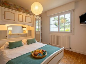 Furniture, Property, Window, Table, Comfort, Wood, Interior Design, Living Room, Flooring, Floor