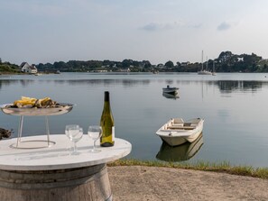 Water, Cloud, Sky, Boat, Water Resources, Watercraft, Bottle, Lake, Plant, Vehicle