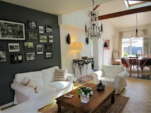 Tabelle, Möbel, Bilderrahmen, Eigentum, Couch, Komfort, Beleuchtung, Interior Design, Wohnzimmer, Studio Couch