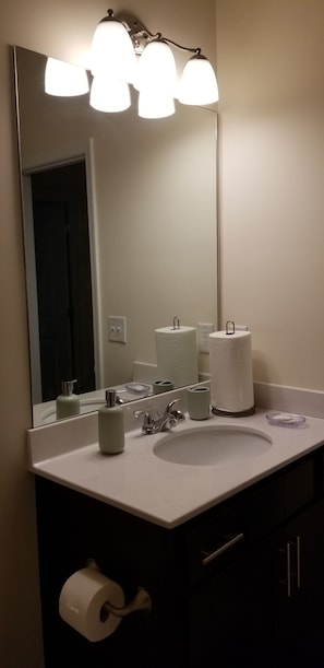 Comfortable rooms in a house- close to downtown Atlanta and hws (I-85 and I-285)