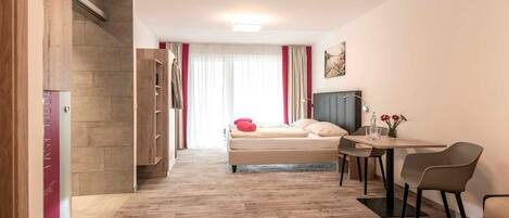 smart COMFORT Junior Suite - ca. 30qm, neu renoviert im Mai 2019, mit Boxspring Betten, einer gemütlichen (Schlaf)Couch sind die smartSUITES für bis zu 4 Personen geeignet. Begehbare Dusche, getrenntes WC, und einen Balkon mit Sitzgelegenheit und herrlichen Aussicht