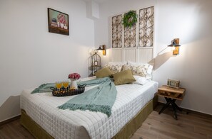 Stoa Luxury House - Bedroom 1 with Queen Size Bed
