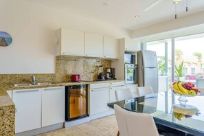 Fully equipped kitchen with wine fridge!