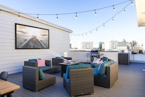 Welcome to Birdsong at The Gulch - Enjoy a private rooftop with views, outdoor dining, movie projector and comfy seating!