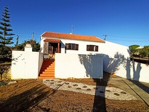 Entrada da casa e zona para parar os carros