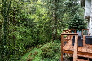 Secluded forested retreat in Eugene, close to University of Oregon