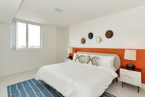 Bedroom 1 (King)