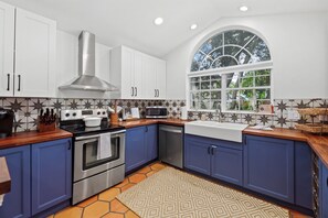 Great lighting in the kitchen!