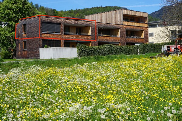 Hausansicht - rot umrandet die Wohnung