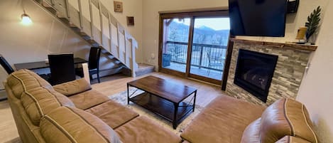 Vaulted ceilings, mountain views, queen memory foam sleeper sofa, dining area