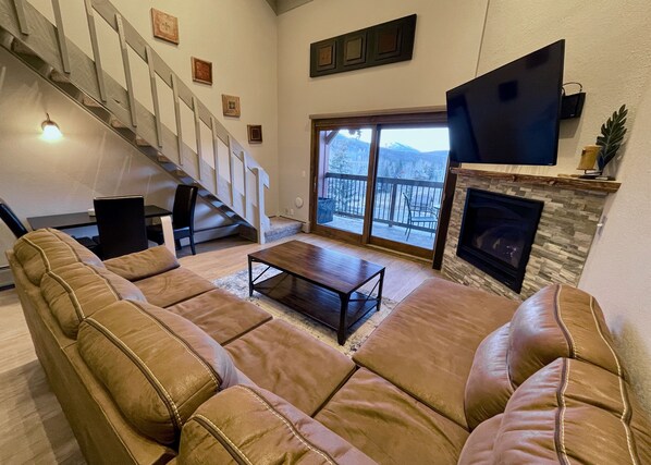 Vaulted ceilings, mountain views, queen memory foam sleeper sofa, dining area