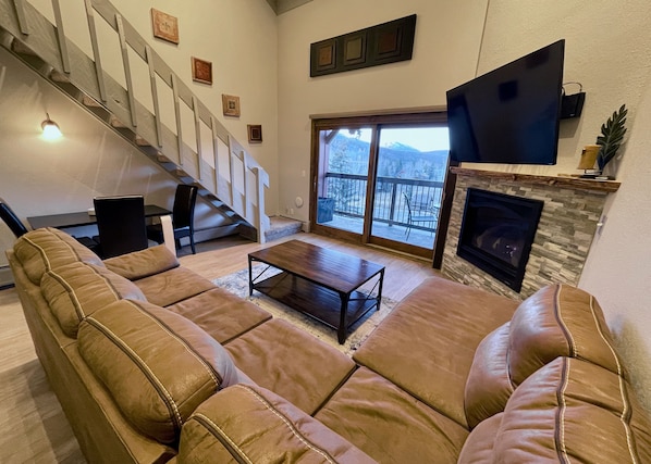 Vaulted ceilings, mountain views, queen memory foam sleeper sofa, dining area