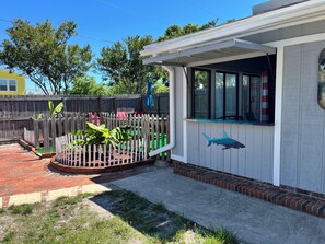 Backyard and sunporch with a bar