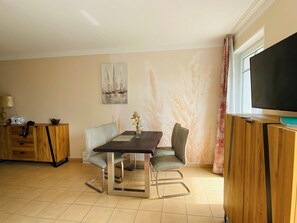 heller Essbereich mit Ausblick und TV