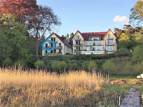 das schöne Haus vom See aus