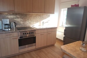 die modern ausgestattete Küche hat genug Platz zum gemeinsamen Kochen