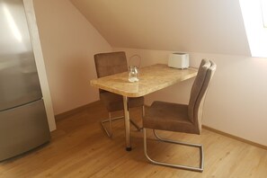 der kleine Küchentisch lädt morgens zum Kaffee ein
