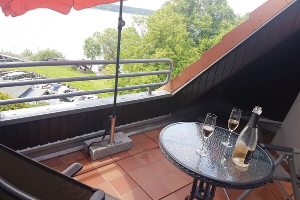 lassen Sie es sich auf dem Balkon bei einem Glas Wein gut gehen