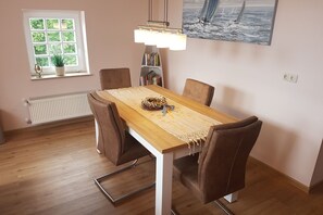 für größere Runden haben Sie im Wohnzimmer genug Platz für bis zu 4 Personen
