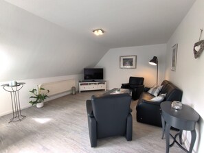 Sitzecke mit TV im Wohnzimmer