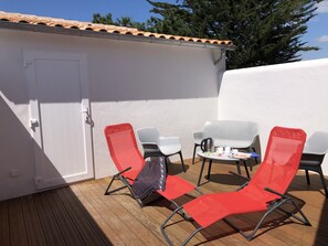 La terrasse à l'arrière, inondée de soleil en fin de journée