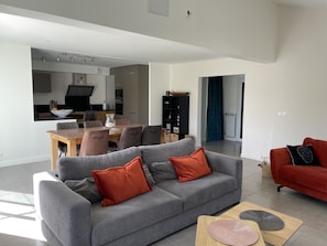Salon, salle à manger.