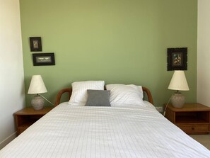 La chambre verte avec le lit double...