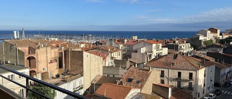 La vu du balcon: les toits du quartier des pêcheurs, la mer et l'horizon
