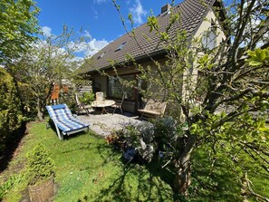 sonnige Terrasse mit kleinem Garten