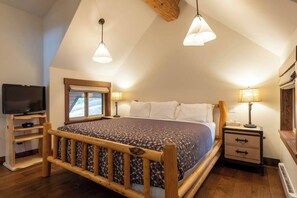 Master King Bedroom l Full Ensuite l Upper Level