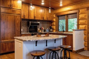 Gourmet Kitchen l Heritage Heartland Range l Copper Farm-Style Sink