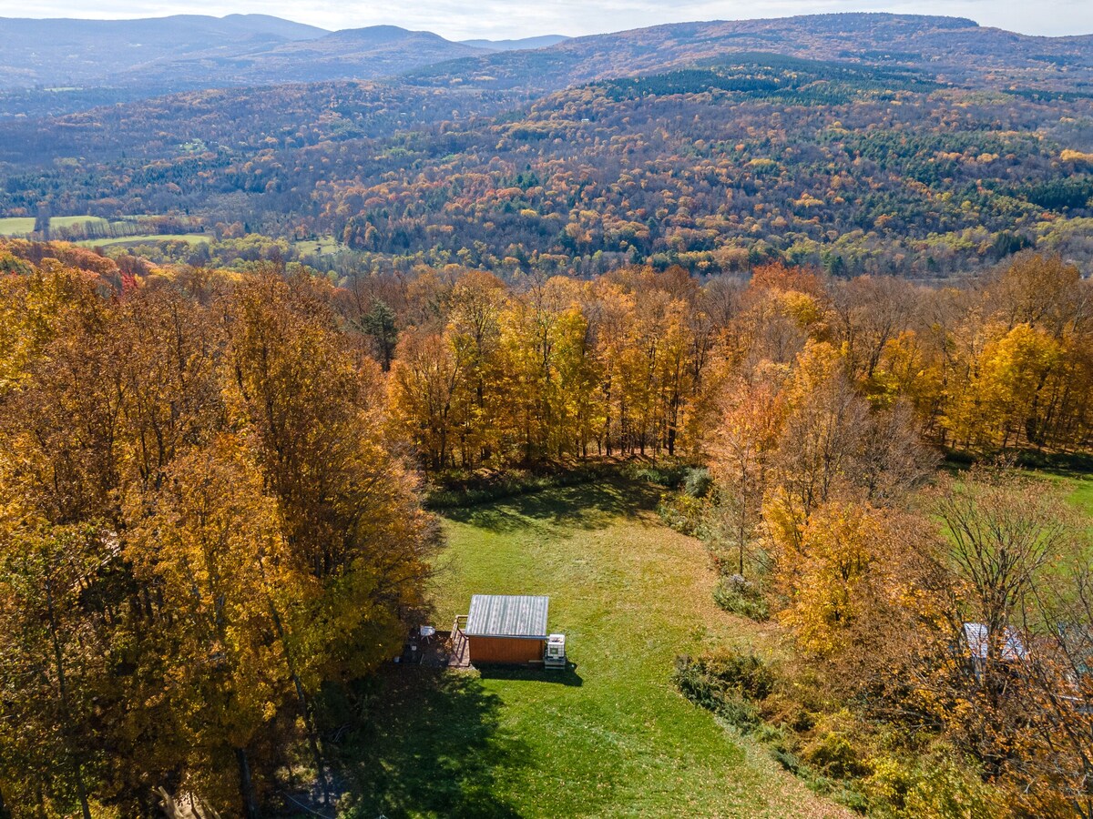 Off-Grid, Cozy Tiny House with Mountain Top Views & Indoor Cooling Bath Tub
