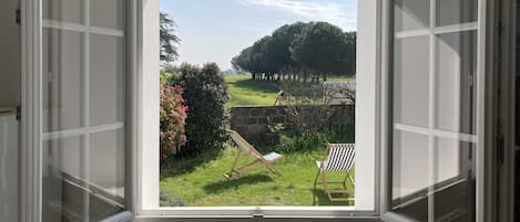 La jolie vue sur les marais depuis la pièce de vie