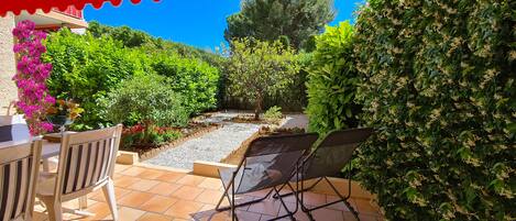 Terrasse et jardin de 75m² avec transats et mobilier de jardin