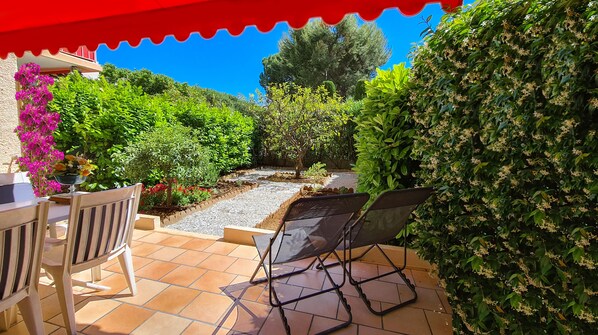 Terrasse et jardin de 75m² avec transats et mobilier de jardin