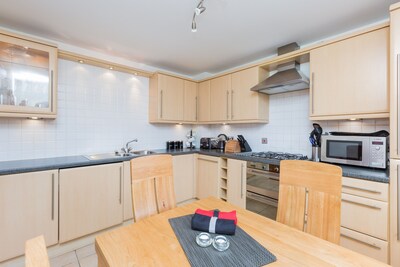 388 Fabulous 2 bedroom apartment with parking, 2 minutes walk from the Royal Mile.