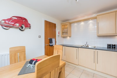 388 Fabulous 2 bedroom apartment with parking, 2 minutes walk from the Royal Mile.