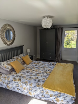 Main bedroom with kingsize bed