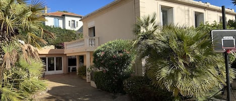 Jardin : table à manger, barbecue en brique