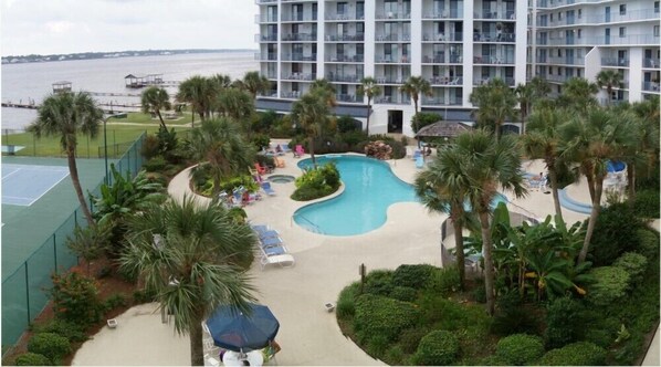 Exterior/Pool